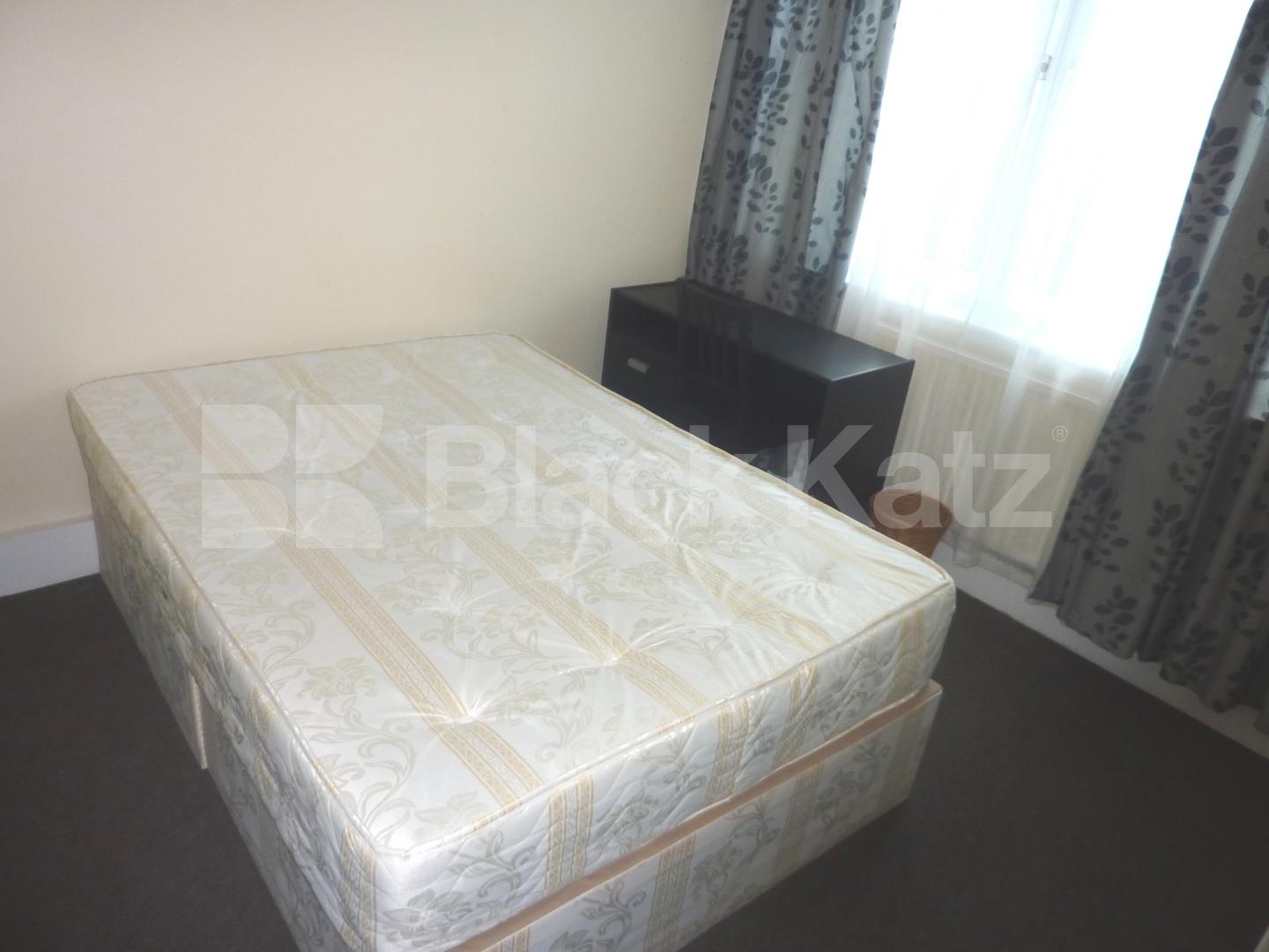 			LARGE 3/4 BED MINUTES TO BAYSWATER! , 3 Bedroom, 1 bath, 1 reception Flat			 Harrow Road , ROYAL OAK / LITTLE VENICE